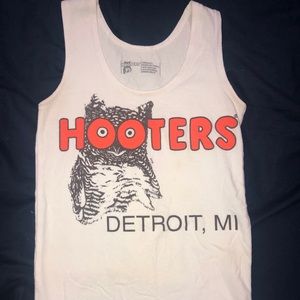 Hooters tank top
